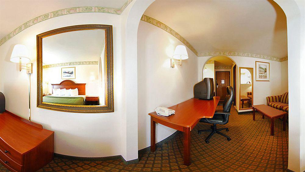 Hotel Quality I-44 3*