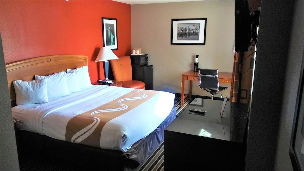 Quality Suites Tulsa I-44 3* Tulsa