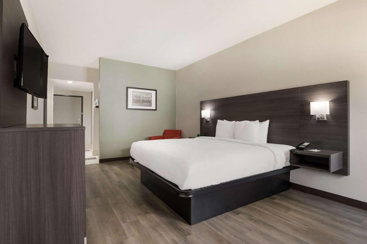 Hotel Quality Suites Tulsa I-44 3*
