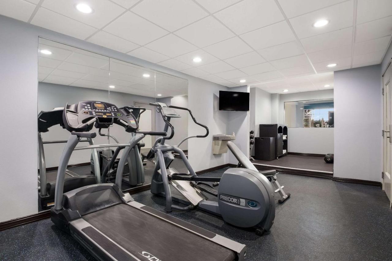 Quality Suites Tulsa I-44 Hotel 3*