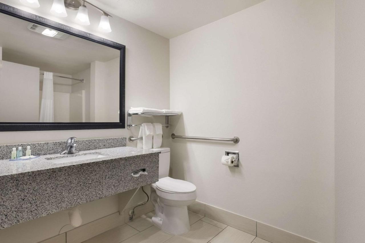 Hotel Quality Suites Tulsa I-44