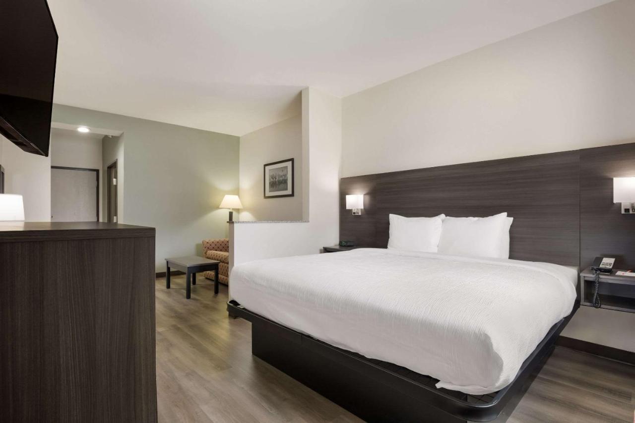 Quality Suites Tulsa I-44 3*