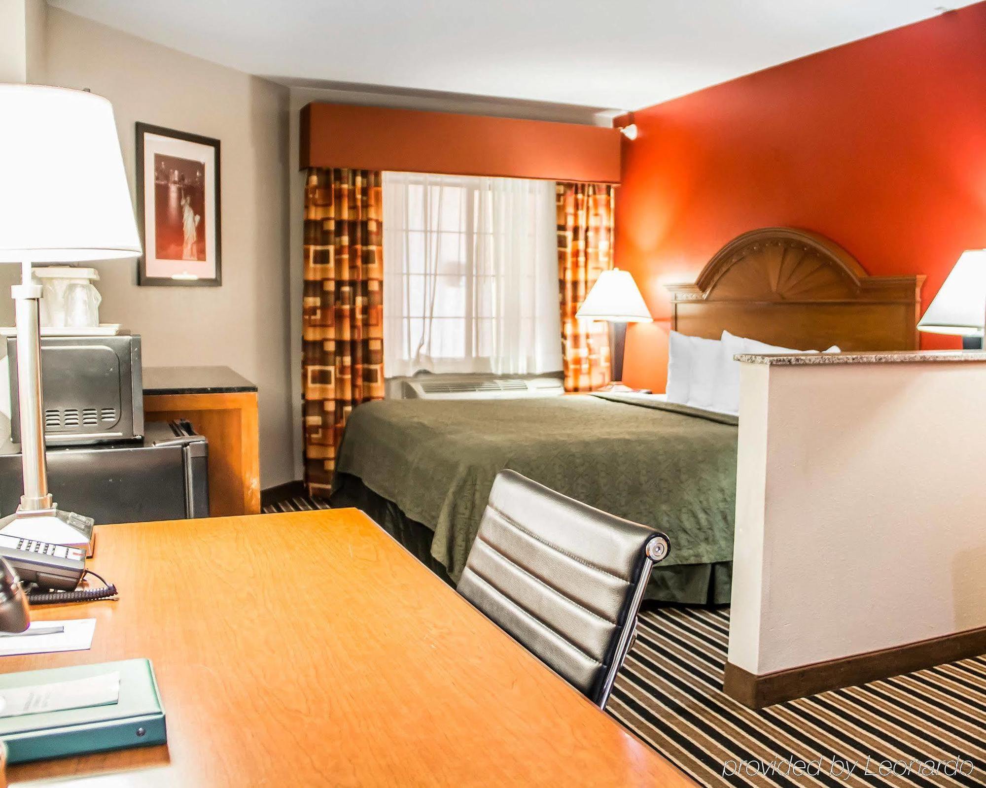 Quality Suites Tulsa I-44 Hotel 3*
